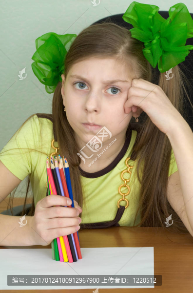 手上有彩色鉛筆的女孩