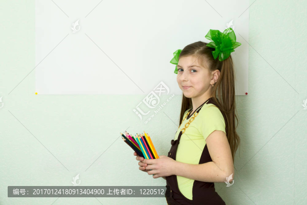 帶彩色鉛筆和一張紙的女孩