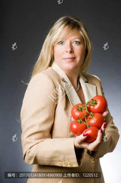 漂亮的金發(fā)女人和新鮮的西紅柿