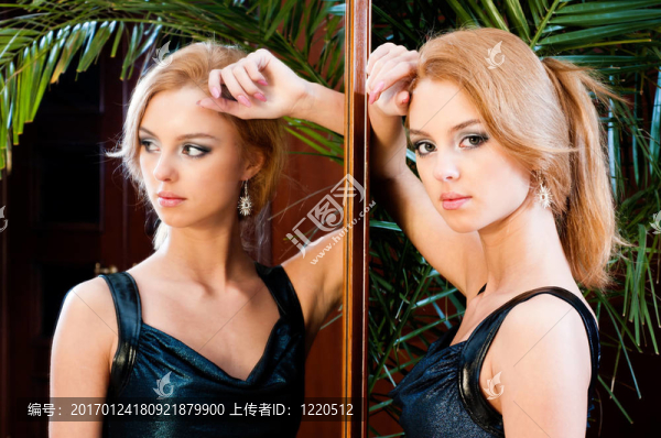 看著鏡子-匯圖網(wǎng) www.fosd68.com 看著鏡子