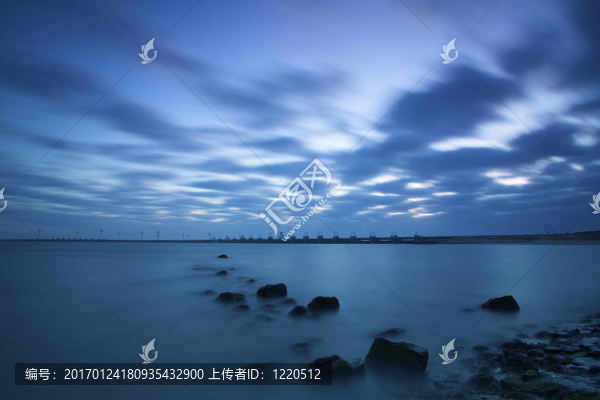 一個(gè)藍(lán)色的日落在海洋