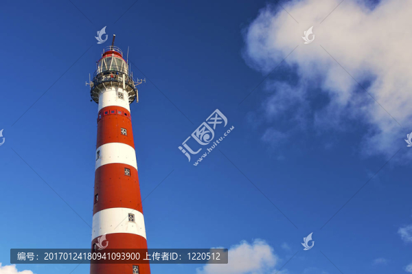 一個紅色和白色條紋的燈塔