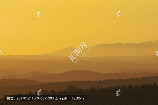 托斯卡納一片色彩斑斕的黃色日落