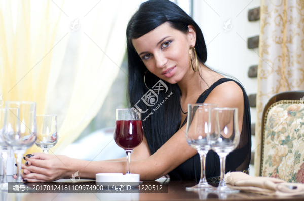 女人在餐廳
