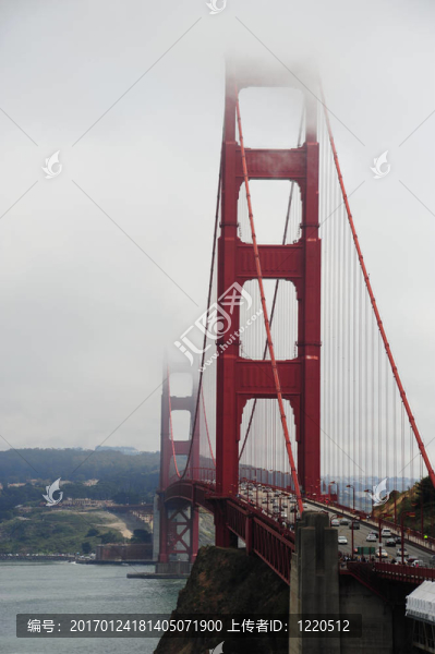 霧中的金門大橋