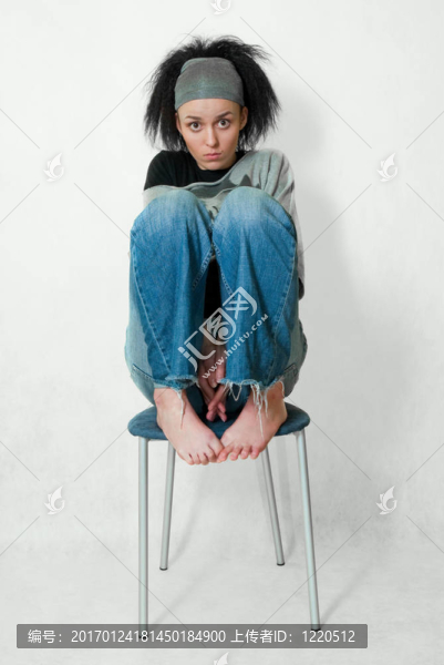 女孩在灰色的-匯圖網(wǎng) www.fosd68.com 女孩在灰色的