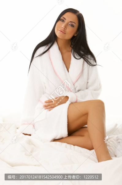 床上的黑發(fā)美人