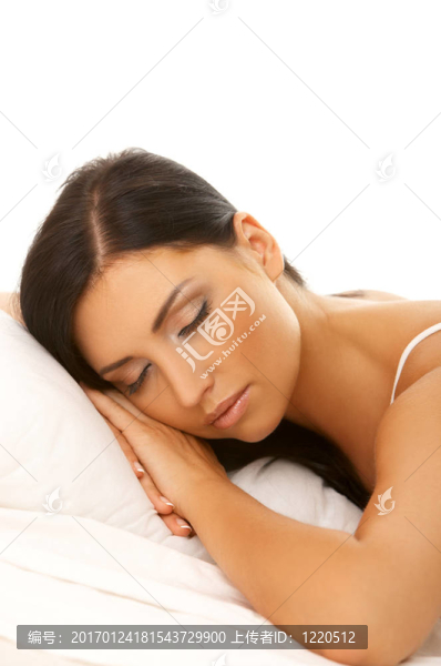床上的黑發(fā)美人