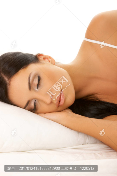 床上的黑發(fā)美人