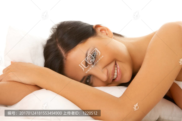 床上的黑發(fā)美人