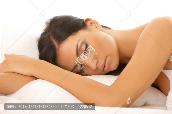 床上的黑發(fā)美人