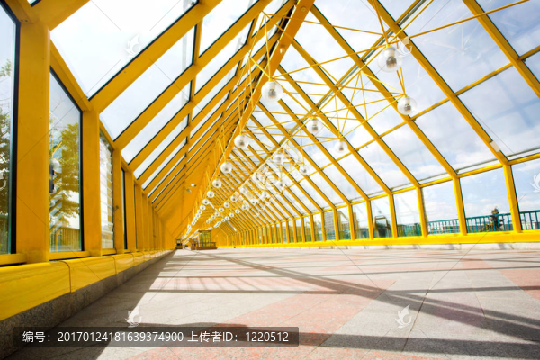 黃色走廊；球體與人