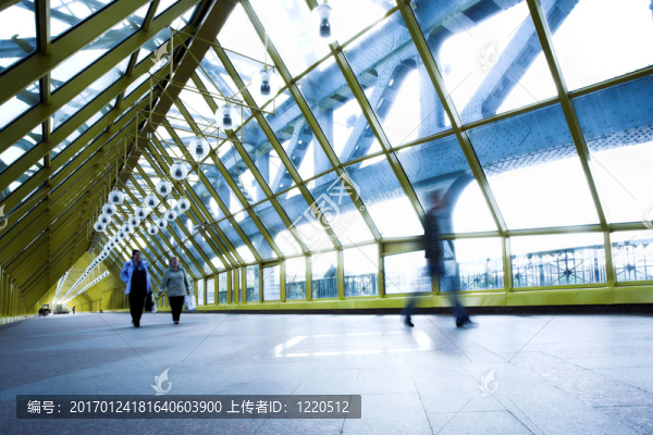 黃色走廊；球體與人