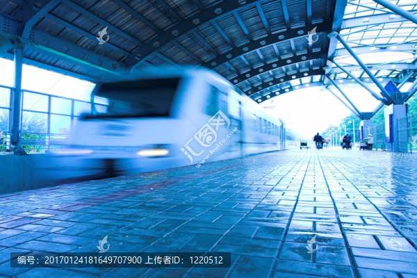 列車在濕站臺上移動