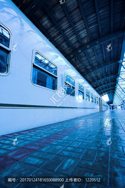 列車在濕站臺(tái)上移動(dòng)