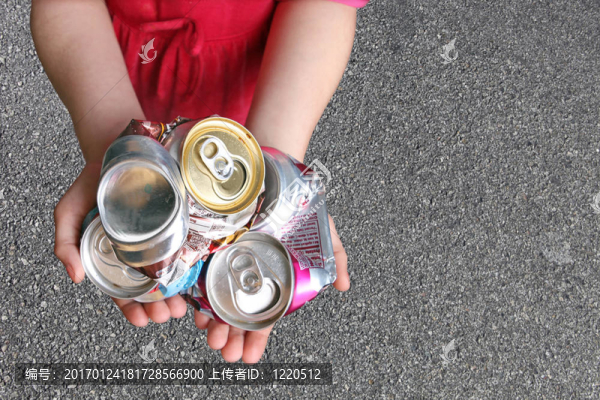 兒童回收鋁罐