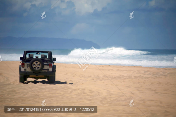 在夏威夷一個(gè)偏遠(yuǎn)的沙灘越野車-匯圖網(wǎng) www.fosd68.com 在夏威夷一個(gè)偏遠(yuǎn)的沙灘越野車