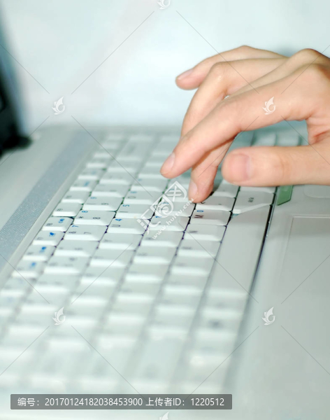 一個(gè)女人是經(jīng)營(yíng)電腦的-匯圖網(wǎng) www.fosd68.com 一個(gè)女人是經(jīng)營(yíng)電腦的