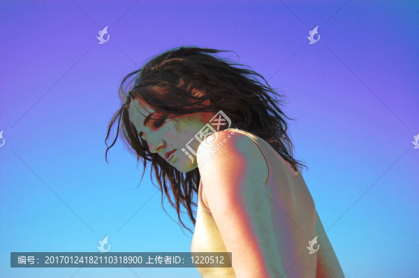 穿著藍(lán)色的少女