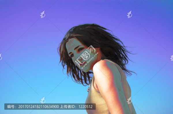 穿著藍(lán)色的少女