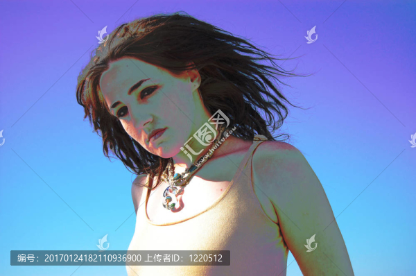 穿著藍(lán)色的少女
