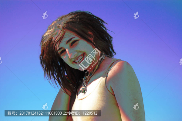 穿著藍色的少女
