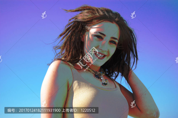 穿著藍色的少女