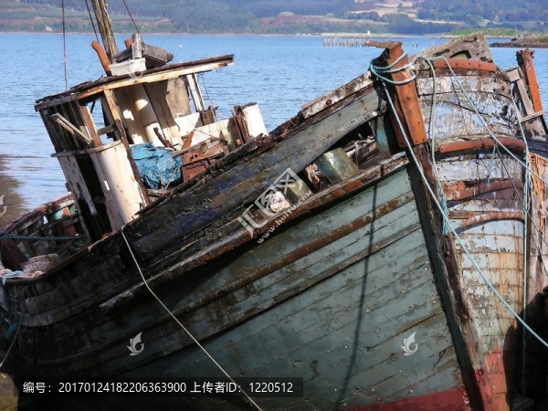 Salen海灘的船