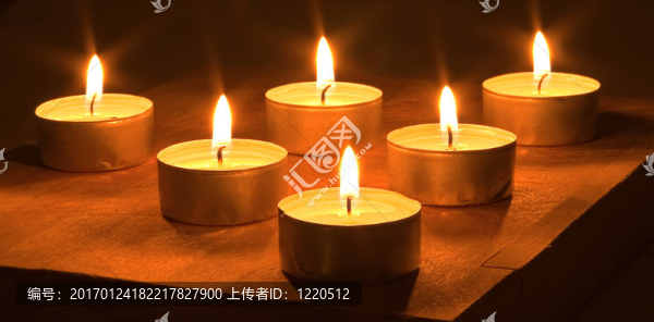 許多點燃的蠟燭