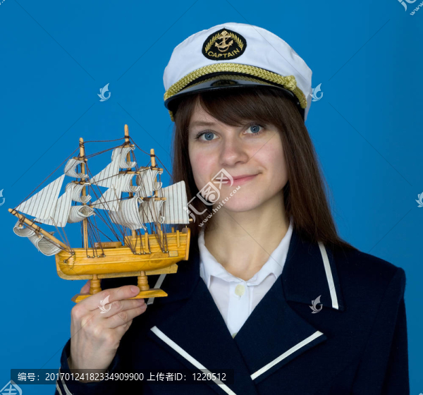 具有制服帽和船的婦女