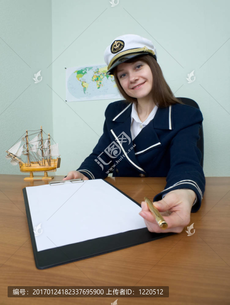 穿著制服的婦女在桌上拿著藥片