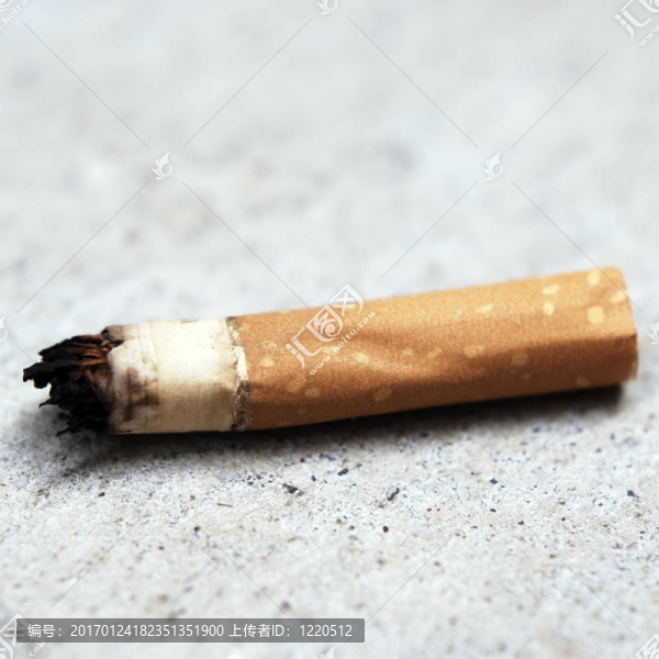 煙頭。
