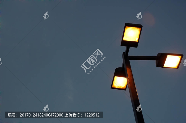 夜晚的路燈