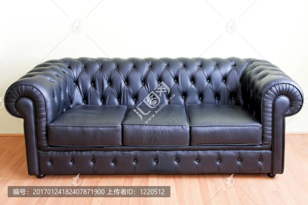 黑色的沙發(fā)