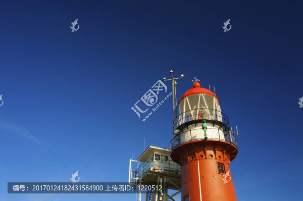 海灘上有藍色天空的燈塔