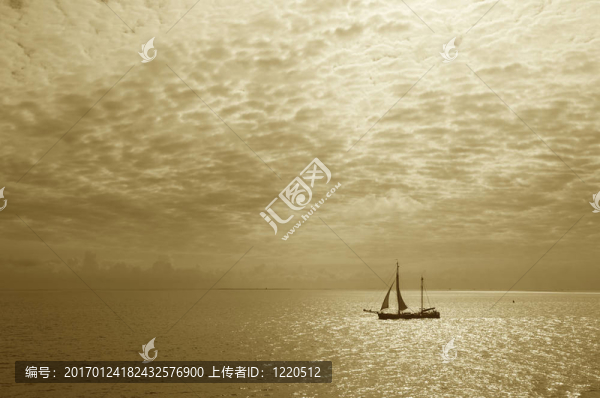 一艘帆船在夏季航行大海的美麗的天空下