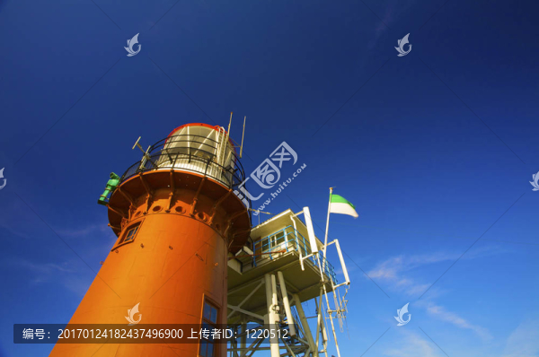 夏天海灘上的一座紅色燈塔