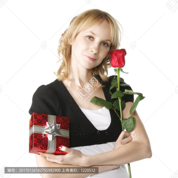 年輕的金發(fā)女郎與禮品盒和紅玫瑰