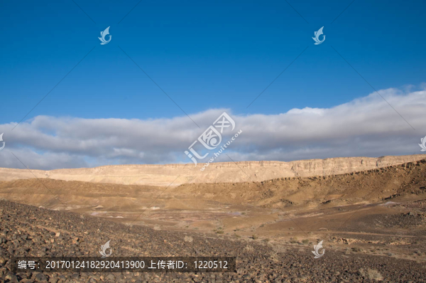 Ramon,Crater和多云的天空