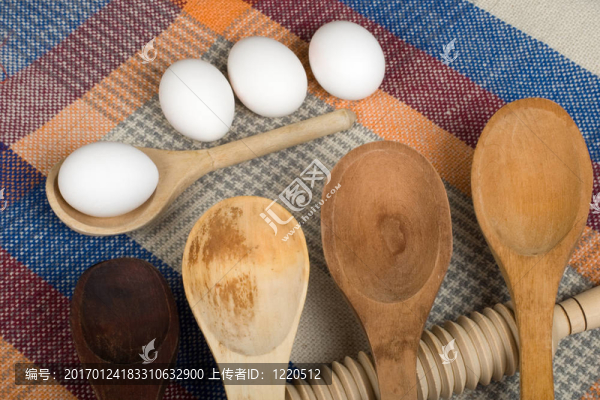 套有雞蛋的木制湯匙-匯圖網(wǎng) www.fosd68.com 套有雞蛋的木制湯匙