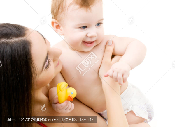 母親手上的小男孩