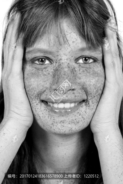 一個(gè)紅發(fā)女人戲劇性的黑白圖像