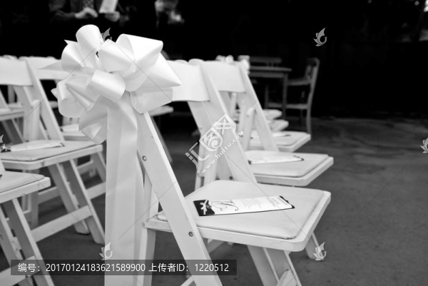 白色婚紗的椅子