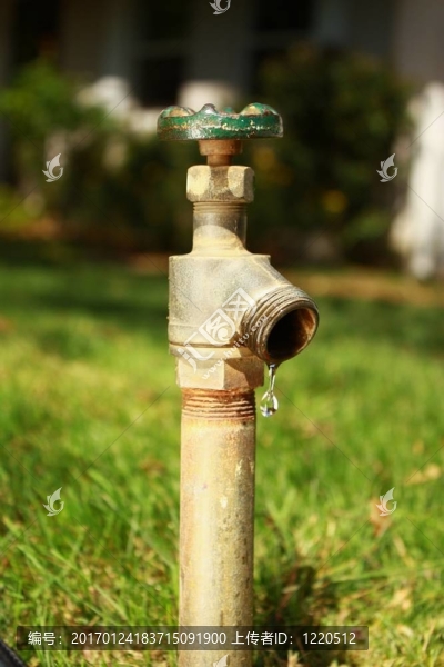 帶滴水的水龍頭