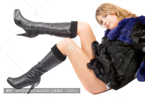 穿毛皮大衣和靴子的年輕女人