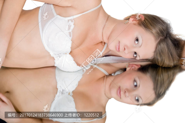 美麗的女人與鏡中的倒影