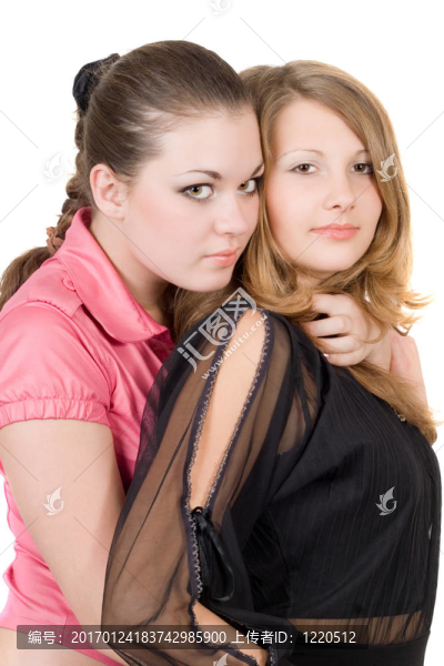 兩個漂亮的年輕女人。白色隔離