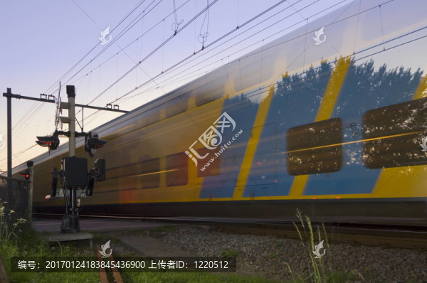 經(jīng)過(guò)的火車