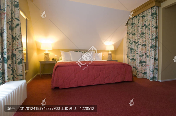 小屋的床