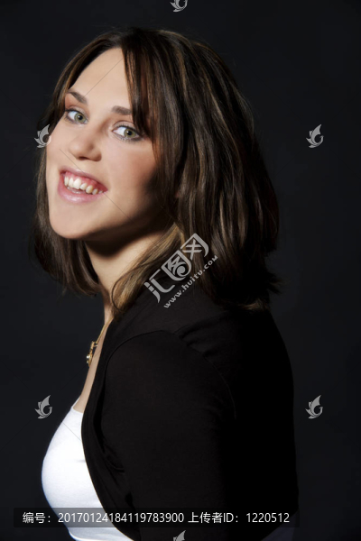 微笑的年輕女人-匯圖網(wǎng) www.fosd68.com 微笑的年輕女人